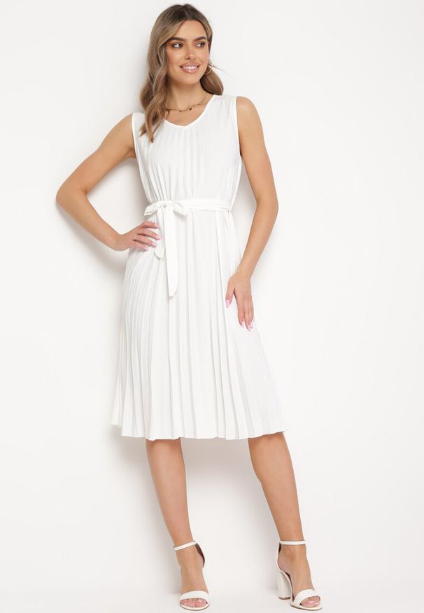 Born2be - Biała Rozkloszowana Sukienka Midi Plisowana z Materiałowym Paskiem Varethia. Kolor: biały. Materiał: materiał. Wzór: aplikacja. Długość: midi