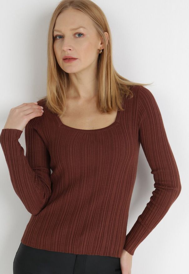 Born2be - Brązowy Sweter Phynaria. Typ kołnierza: dekolt kwadratowy. Kolor: brązowy. Materiał: dzianina, prążkowany. Długość rękawa: długi rękaw. Długość: długie. Wzór: jednolity. Styl: klasyczny