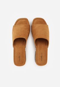 Born2be - Jasnobrązowe Klapki Drewniaki na Słupku Zdobione Nitami Hilencja. Okazja: na co dzień. Kolor: brązowy. Materiał: zamsz, len. Wzór: aplikacja. Obcas: na słupku. Styl: casual, boho #6