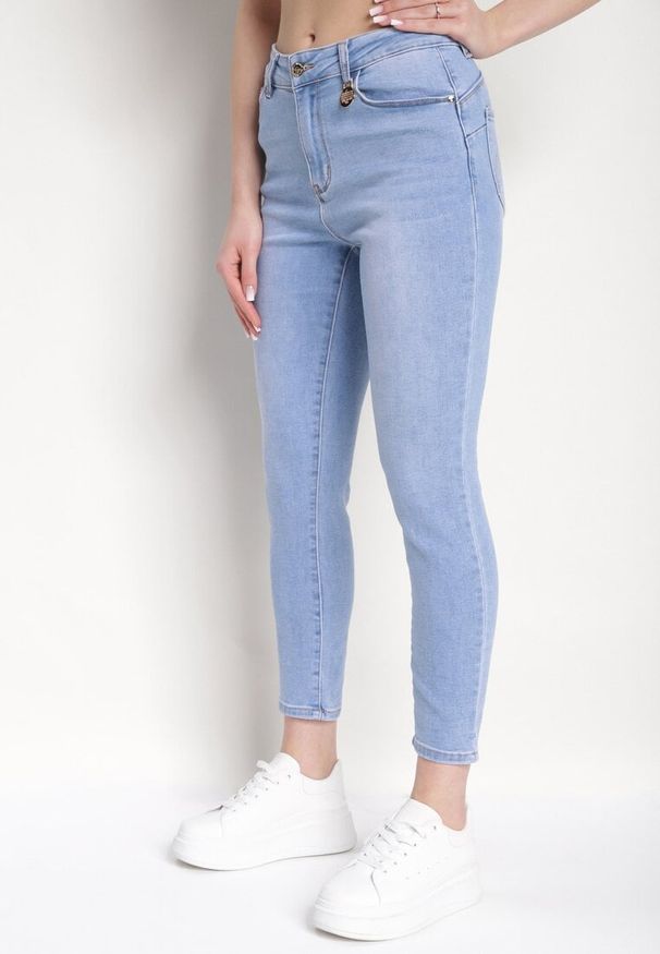 Born2be - Jasnoniebieskie Jeansy Skinny z Regularną Talią Fionel. Kolor: niebieski. Wzór: aplikacja. Styl: klasyczny, elegancki