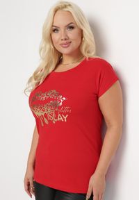 Born2be - Czerwony T-shirt z Metalicznym Złotym Nadrukiem Slay Khaji. Okazja: na co dzień. Kolor: czerwony. Wzór: nadruk. Styl: casual #4