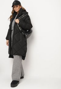 Born2be - Czarna Kurtka z Kapturem i Kieszeniami w Kraciaste Pikowane Przeszycia Ettaline. Okazja: na co dzień. Typ kołnierza: kaptur. Kolor: czarny. Materiał: jeans. Styl: klasyczny, sportowy, casual, elegancki