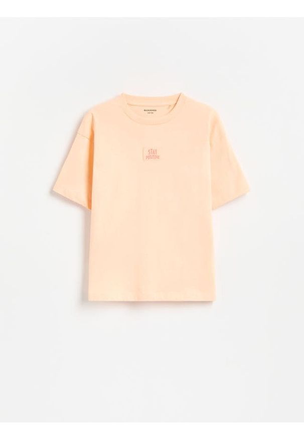 Reserved - Bawełniany t-shirt z naszywką - brzoskwiniowy. Kolor: pomarańczowy. Materiał: bawełna. Wzór: aplikacja