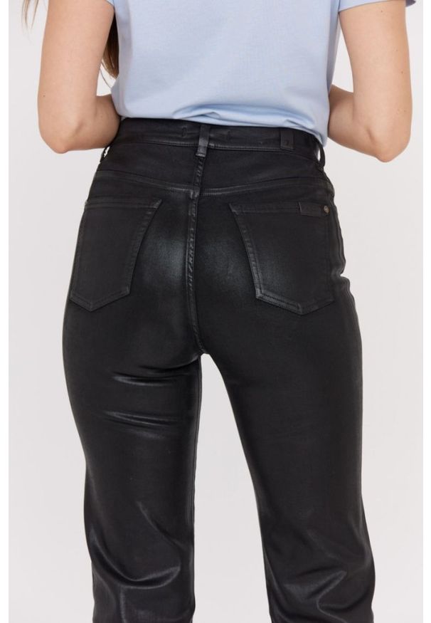 7 FOR ALL MANKIND Czarne błyszczące spodnie damskie Logan Stovepipe Supshicoa. Kolor: czarny
