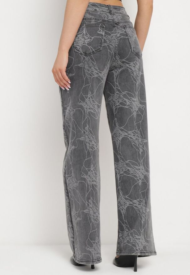 Born2be - Ciemnoszare Bawełniane Jeansy Szerokie w Abstrakcyjny Print Loramiasa. Okazja: na co dzień. Kolor: szary. Wzór: nadruk. Styl: casual
