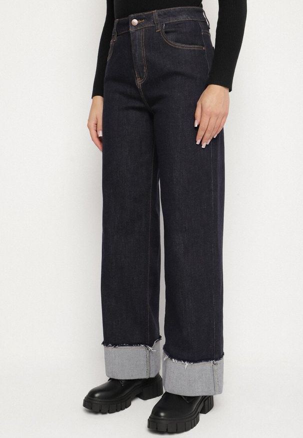 Born2be - Granatowe Jeansy z Szerokimi Podwiniętymi Nogawkami Zenise. Okazja: na co dzień. Stan: podwyższony. Kolor: niebieski. Wzór: aplikacja. Styl: elegancki, casual, klasyczny