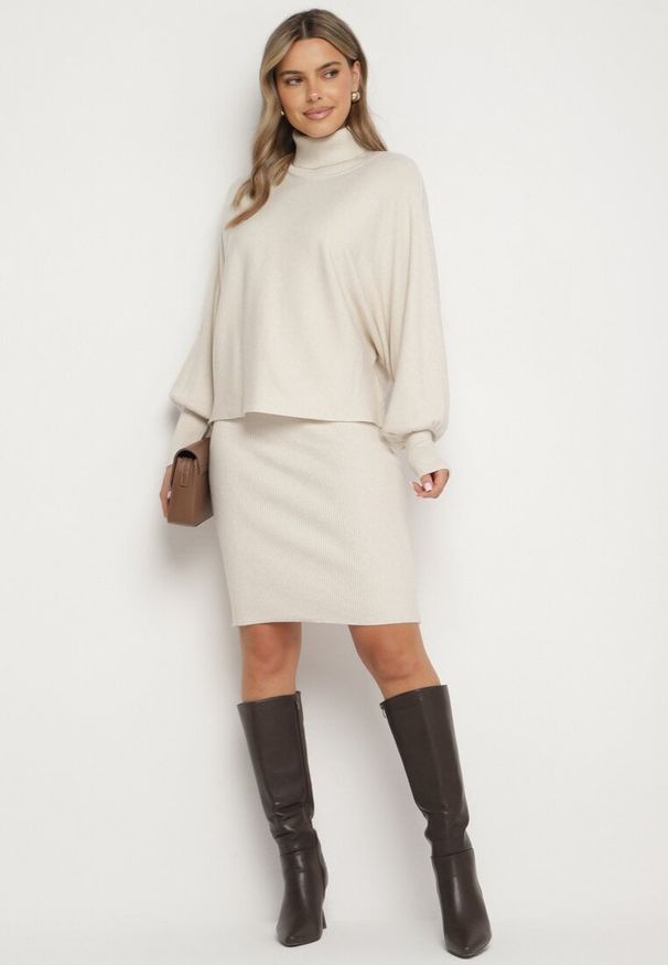 Born2be - Jasnobeżowy Prążkowany Komplet Dzianinowy Sukienka na Grubych Ramiączkach i Golf z Bufkami Beloraena. Kolor: beżowy. Materiał: dzianina, prążkowany