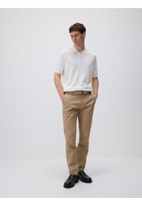 Reserved - Spodnie chino slim z paskiem - beżowy. Kolor: beżowy. Materiał: tkanina, bawełna