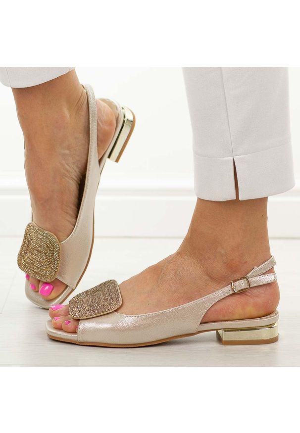 POTOCKI - Złote sandały damskie na obcasie Potocki 43314. Okazja: na wesele, na imprezę, na ślub cywilny. Kolor: złoty. Materiał: skóra. Wzór: aplikacja. Sezon: lato. Obcas: na obcasie. Styl: elegancki. Wysokość obcasa: niski