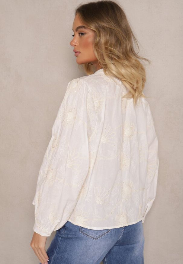 Renee - Biała Koszula z Bawełny z Ozdobnym Kwiatowym Haftem z Cekinami Gonisia. Okazja: na co dzień, na spotkanie biznesowe, do pracy. Typ kołnierza: dekolt w serek. Kolor: biały. Materiał: bawełna. Długość rękawa: długi rękaw. Długość: długie. Wzór: haft, kwiaty. Styl: biznesowy, casual, elegancki, klasyczny