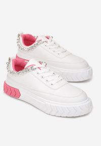 Renee - Biało-Fuksjowe Sneakersy na Tłoczonej Platformie Ozdobione Łańcuchem Jaihini. Kolor: biały. Wzór: aplikacja. Obcas: na platformie #4
