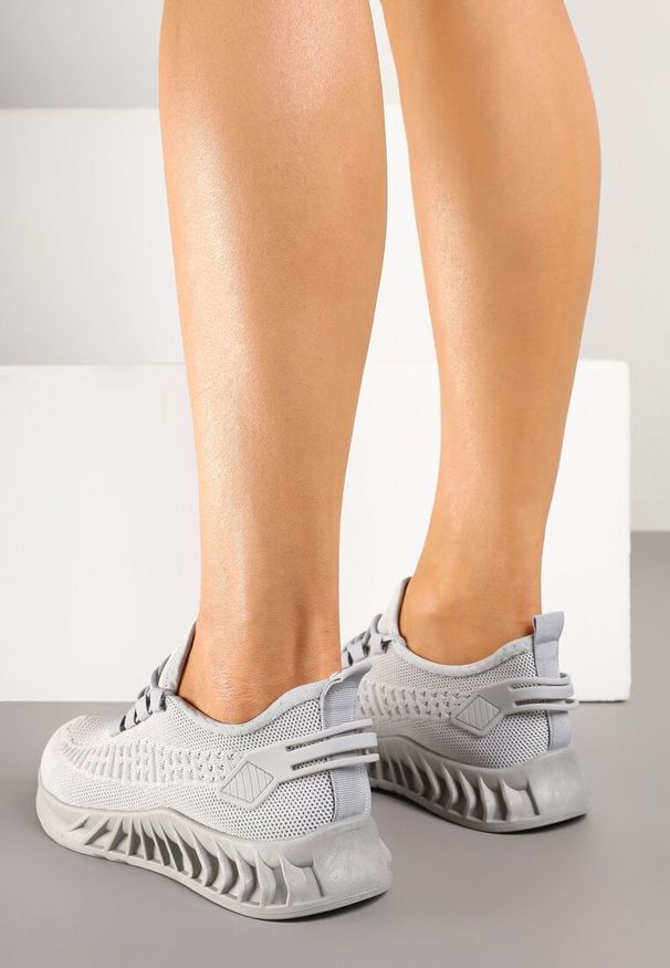 Born2be - Szare Buty Sportowe Sneakersy z Siateczkowego Materiału na Tłoczonej Podeszwie Ralloti. Okazja: na co dzień, na spacer. Nosek buta: okrągły. Zapięcie: sznurówki. Kolor: szary. Materiał: materiał. Sport: turystyka piesza