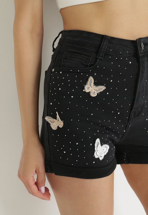 Born2be - Czarne Jeansowe Szorty w Cyrkonie i Naszywkami Motyli Sanndia. Kolor: czarny. Materiał: jeans. Długość: krótkie. Wzór: aplikacja