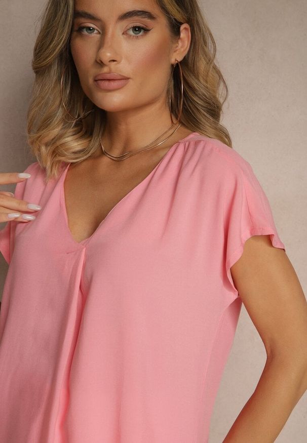 Renee - Różowa Bluzka z Wiskozy z Trójkątnym Dekoltem Tilimira. Okazja: na co dzień. Kolor: różowy. Materiał: wiskoza. Styl: elegancki, casual