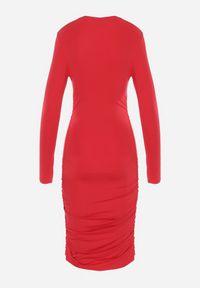 Born2be - Czerwona Dopasowana Sukienka Ozdobiona Marszczeniami z Głębokim Dekoltem Daphen. Kolor: czerwony. Wzór: aplikacja #4