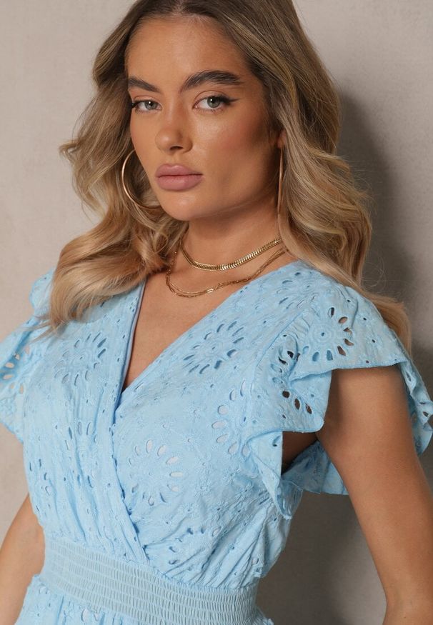 Renee - Niebieska Kopertowa Sukienka Ażurowa z Bufiastymi Rękawami Ldivaya. Okazja: na co dzień. Kolor: niebieski. Wzór: ażurowy. Sezon: lato. Typ sukienki: kopertowe. Styl: wizytowy, klasyczny, casual