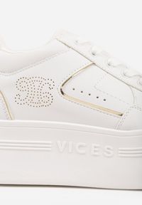 Renee - Biało-Złote Sneakersy Vices na Platformie Ozdobione Metalicznymi Aplikacjami Nelanil. Okazja: na co dzień, na spotkanie biznesowe, do pracy. Kolor: biały. Materiał: jeans. Wzór: aplikacja. Obcas: na platformie. Wysokość obcasa: średni #4