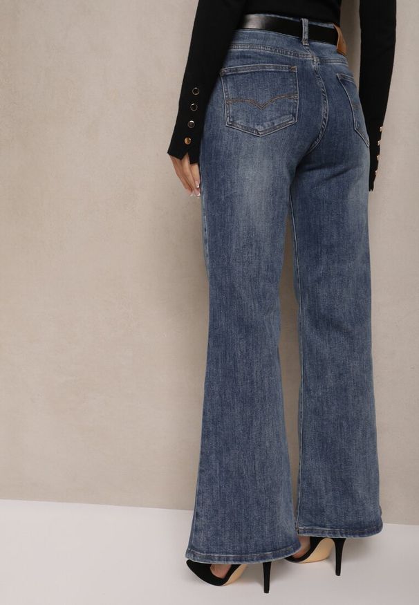 Renee - Niebieskie Jeansy o Kroju Dzwonów z Paskiem z Klamrą Zdobioną Cyrkoniami Cyreti. Okazja: na co dzień. Kolor: niebieski. Wzór: aplikacja. Styl: retro, casual
