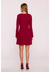 MOE - Elegancka krótka sukienka trapezowa z kontrafałdami bordowa. Okazja: do pracy, na spotkanie biznesowe. Typ kołnierza: dekolt w łódkę. Kolor: niebieski, czerwony, brązowy. Materiał: tkanina, poliester. Wzór: gładki. Typ sukienki: trapezowe. Styl: elegancki. Długość: mini #2