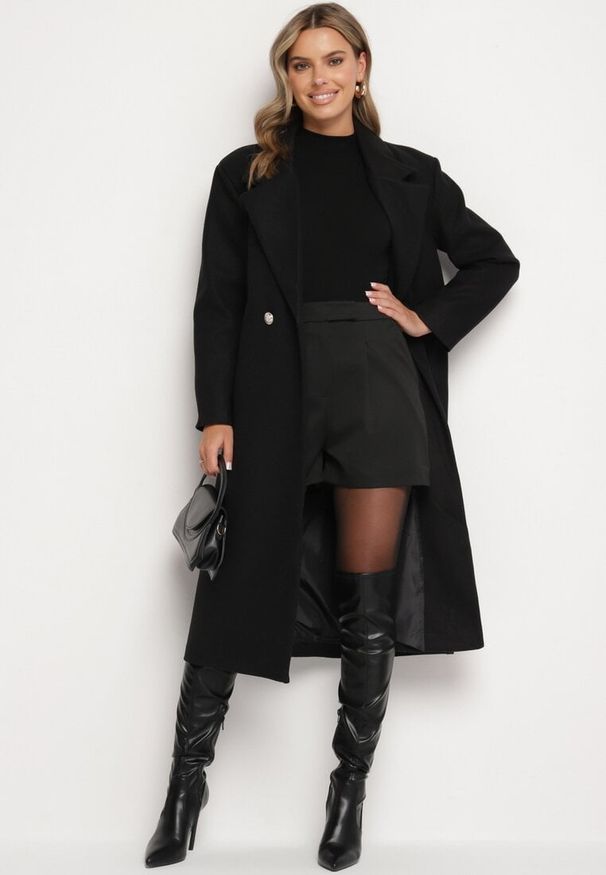 Born2be - Czarne Garniturowe Szorty z Wiskozą z Wysokim Stanem i Zakładkami Rievere. Okazja: na co dzień. Stan: podwyższony. Kolor: czarny. Materiał: wiskoza. Długość: krótkie. Styl: casual, elegancki