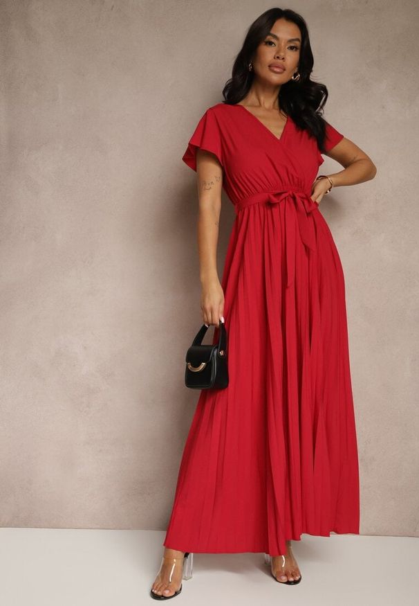 Renee - Bordowa Koktajlowa Maxi Sukienka Ozdobiona Plisami z Trójkątnym Dekoltem i Wiązaniem w Talii Phoelia. Okazja: na imprezę. Kolor: czerwony. Wzór: aplikacja. Styl: wizytowy. Długość: maxi