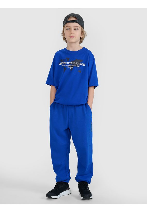 4f - 4F Spodnie dresowe joggery chłopięce - niebieskie 146 (10-11 lat). Okazja: na co dzień. Kolor: niebieski. Materiał: dresówka. Wzór: ze splotem, gładki. Sezon: lato. Styl: casual, sportowy