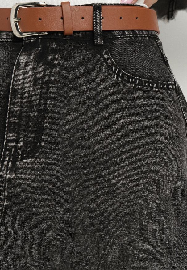 Born2be - Czarna Spódnica Jeansowa z Bawełny o Fasonie Bombki z Paskiem Lorinda. Okazja: na co dzień. Kolor: czarny. Materiał: jeans, bawełna. Styl: elegancki, casual