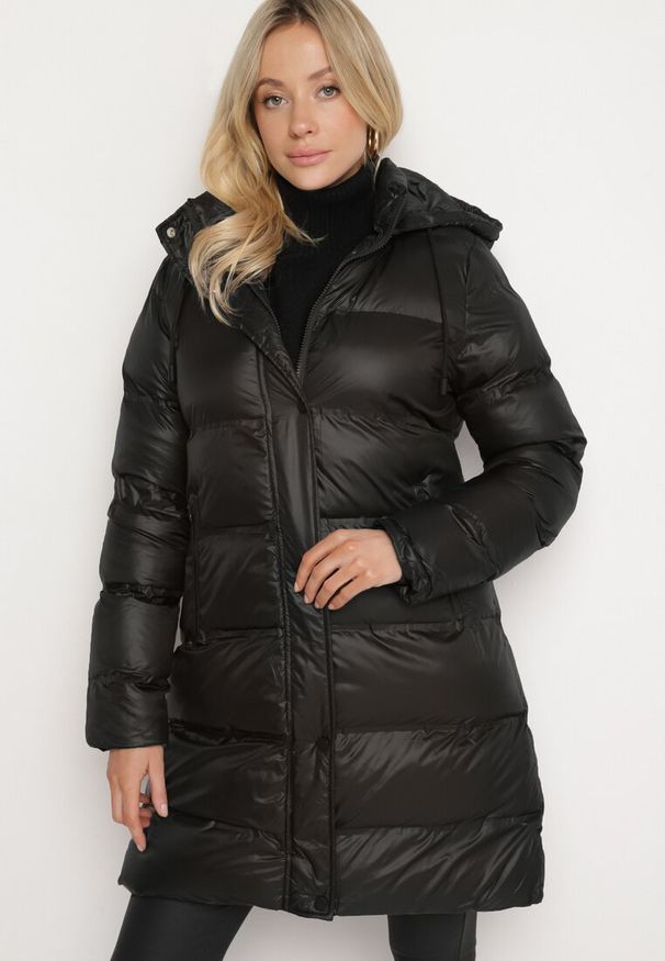 Born2be - Czarna Pikowana Kurtka o Długim Kroju z Kapturem Kieszeniami i Dwustronnym Suwakiem Sanarose. Okazja: na spacer, na co dzień. Typ kołnierza: kaptur. Kolor: czarny. Materiał: dzianina, jeans. Długość: długie. Wzór: aplikacja. Styl: casual, elegancki