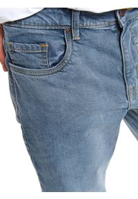 TOP SECRET - Spodnie denim slim fit. Okazja: do pracy, na co dzień. Kolor: niebieski. Materiał: denim. Sezon: lato. Styl: casual #3