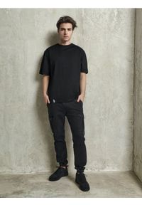 Sinsay - Spodnie jogger cargo - czarny. Kolor: czarny