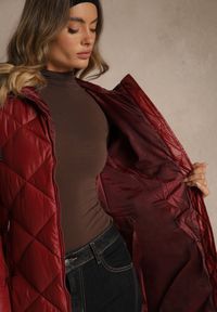 Renee - Bordowa Pikowana Kurtka o Długim Kroju z Kapturem Olendia. Typ kołnierza: kaptur. Kolor: czerwony. Materiał: jeans. Długość: długie #5