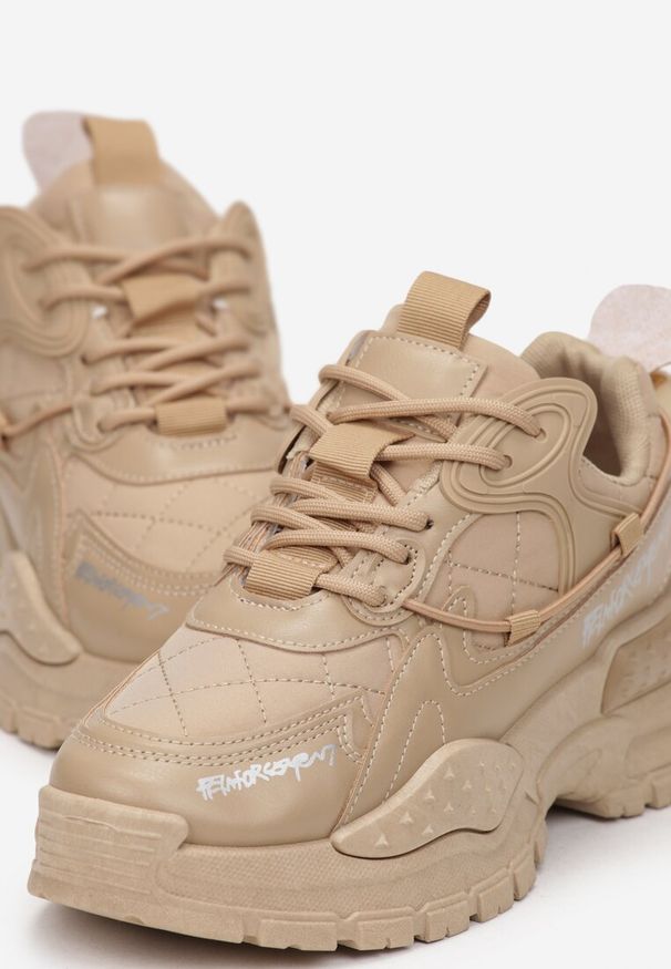 Renee - Ciemnobeżowe Sneakersy na Masywnej Podeszwie z Napisami Moisa. Okazja: na spotkanie biznesowe, do pracy, na co dzień. Nosek buta: okrągły. Zapięcie: sznurówki. Kolor: beżowy. Materiał: materiał, jeans. Wzór: napisy. Obcas: na obcasie. Wysokość obcasa: niski
