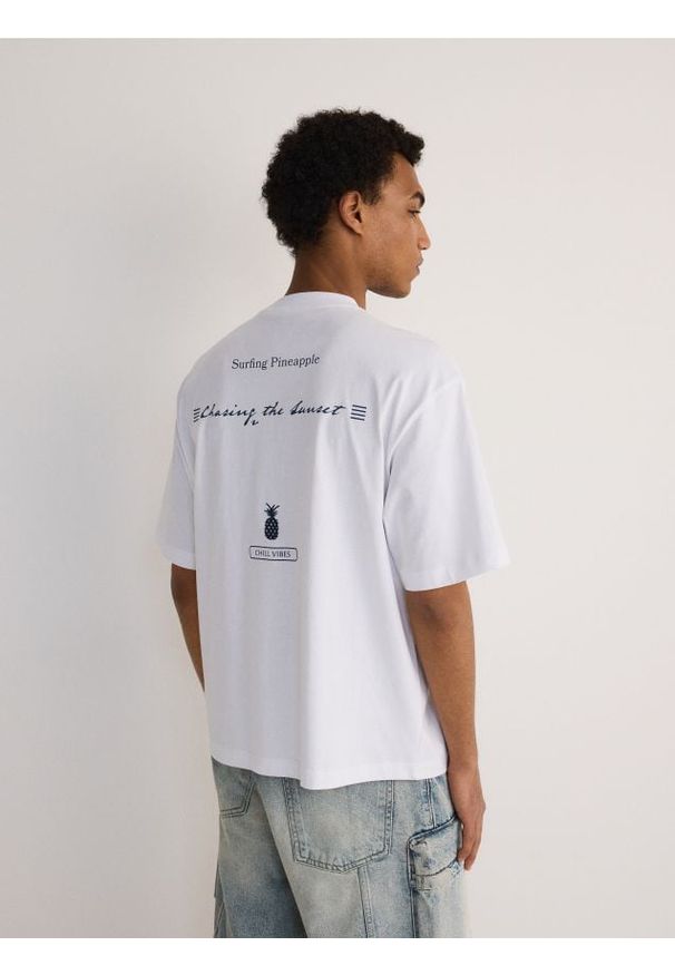 Reserved - T-shirt oversize z nadrukiem na plecach - biały. Kolor: biały. Materiał: bawełna, dzianina. Wzór: nadruk