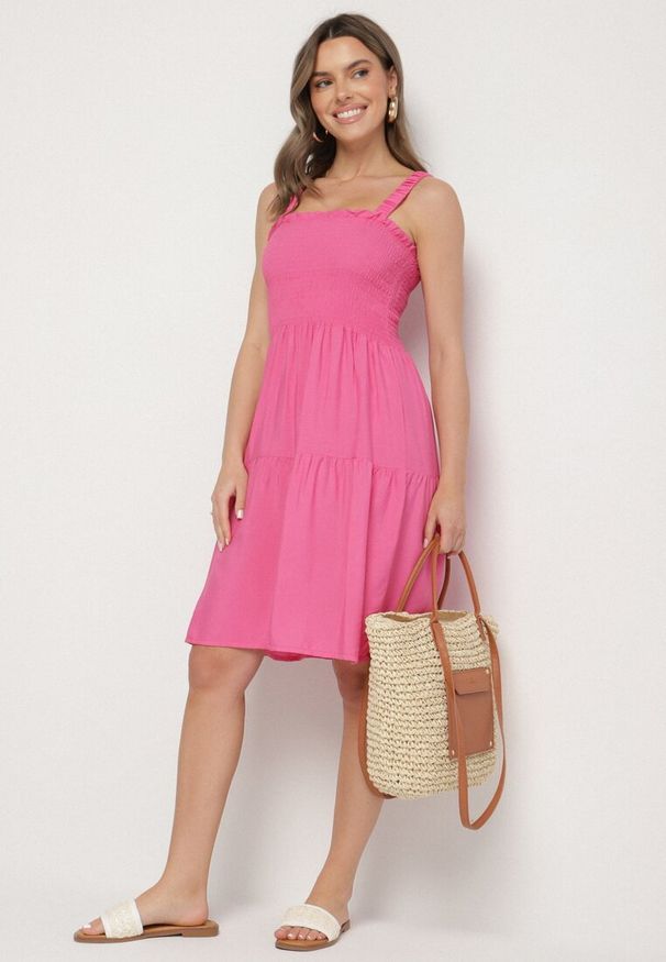 Born2be - Fuksjowa Rozkloszowana Sukienka na Ramiączkach z Wiskozy Miravelia. Okazja: na co dzień. Typ kołnierza: dekolt kwadratowy. Kolor: różowy. Materiał: wiskoza. Długość rękawa: na ramiączkach. Typ sukienki: proste. Styl: casual