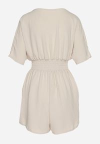 Born2be - Beżowy Kombinezon z Zakładkowym Dekoltem i Gumką w Talii Belandrea. Okazja: na co dzień. Kolor: beżowy. Materiał: jeans. Długość rękawa: krótki rękaw. Długość: krótkie. Sezon: lato. Styl: elegancki, casual, sportowy #5