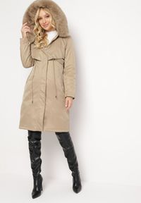 Born2be - Beżowa Kurtka za Kolano ze Ściągaczem i Kapturem z Futerkiem Adoresa. Kolor: beżowy. Materiał: futro #1
