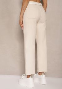 Renee - Beżowe Bawełniane Jeansy Ozdobione Kieszeniami Folire. Kolor: beżowy. Wzór: aplikacja. Styl: elegancki