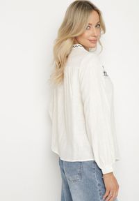 Born2be - Beżowa Koszula z Bawełny w Stylu Boho Zdobiona Haftem Gonilwen. Okazja: na co dzień. Typ kołnierza: kołnierzyk stójkowy. Kolor: beżowy. Materiał: bawełna. Wzór: aplikacja, haft. Styl: boho #7