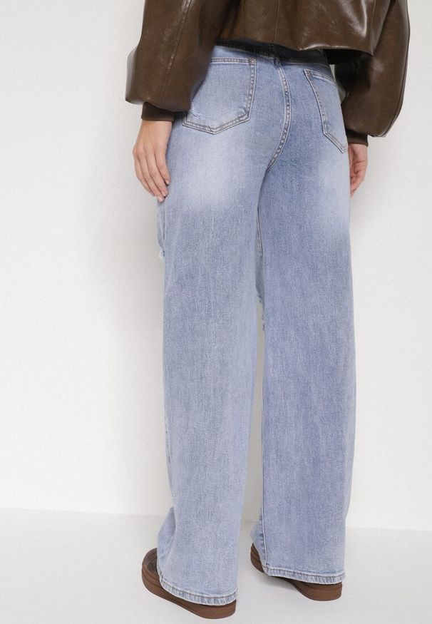 Born2be - Niebieskie Szerokie Jeansy z Wysokim Stanem Zdobione Przetarciami i Dziurami Brizeth. Okazja: na co dzień. Stan: podwyższony. Kolor: niebieski. Wzór: aplikacja. Styl: casual