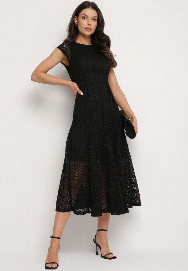 Born2be - Czarna Rozkloszowana Sukienka z Ażurowym Wzorem i Paskiem Galindella. Kolor: czarny. Wzór: ażurowy. Styl: klasyczny