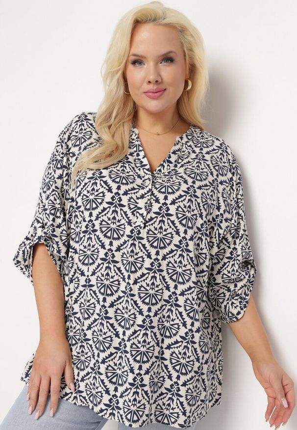 Born2be - Biało-Granatowa Bluzka z Wiskozy z Rękawem 3/4 i Ornamentalnym Wzorem Belloma. Kolor: biały. Materiał: wiskoza