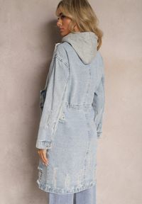 Renee - Jasnoniebieska Długa Kurtka Jeansowa z Bawełny z Przetarciami i Troczkiem w Talii Rileni. Okazja: na co dzień. Kolor: niebieski. Materiał: bawełna, jeans. Długość: długie. Styl: wizytowy, elegancki, casual #4