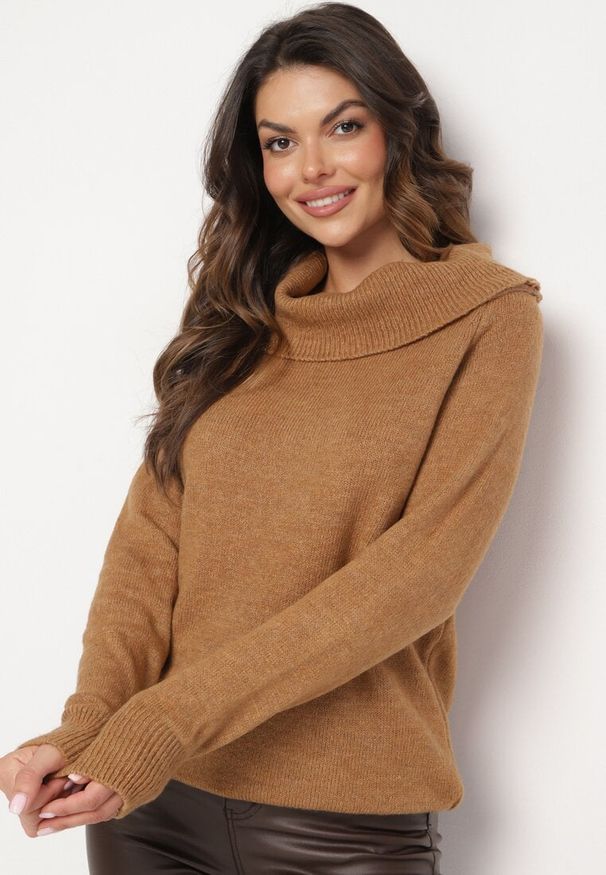 Born2be - Brązowy Sweter z Wywiniętym Dekoltem Parira. Kolor: brązowy. Długość rękawa: długi rękaw. Długość: długie. Wzór: aplikacja, bez wzorów. Styl: elegancki