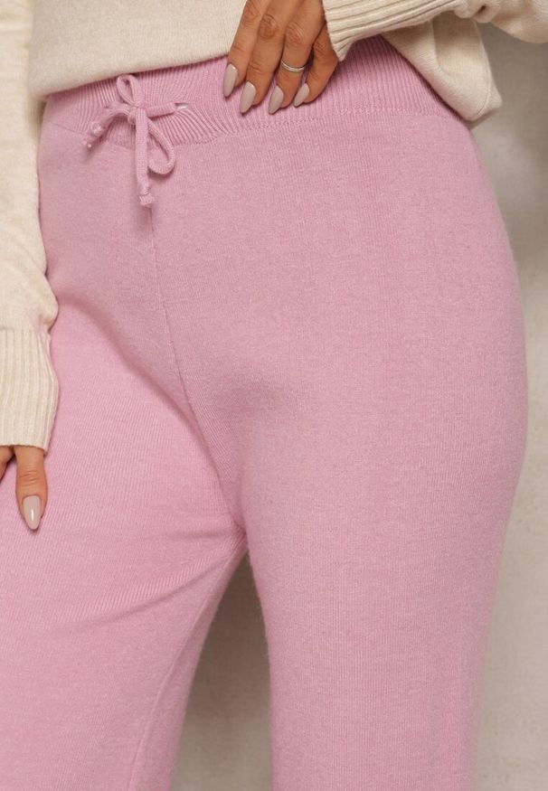 Renee - Różowe Spodnie o Szerokim Kroju High Waist z Cyrkoniami i Gumką w Pasie Loreitha. Okazja: na co dzień. Stan: podwyższony. Kolor: różowy. Materiał: satyna, zamsz. Wzór: aplikacja. Styl: casual