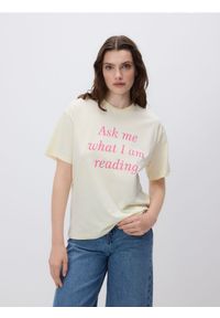 Reserved - T-shirt oversize z nadrukiem - jasnożółty. Kolor: żółty. Materiał: dzianina, bawełna. Wzór: nadruk #1