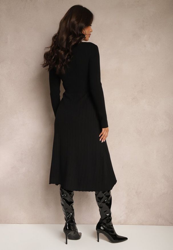 Renee - Czarna Rozkloszowana Sukienka z Wiskozą Imitacją Kieszeni i Guzikami Izadria. Okazja: na co dzień. Kolor: czarny. Materiał: wiskoza. Styl: casual, elegancki, klasyczny