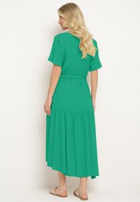 Born2be - Ciemnozielona Sukienka Pudełkowa z Materiałowym Paskiem i Falbanką Dimovas. Typ kołnierza: dekolt w kształcie V. Kolor: zielony. Materiał: materiał #7
