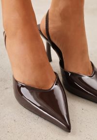 Renee - Brązowe Szpilki z Odkrytą Piętą i Lakierowanym Połyskiem Kianise. Okazja: na imprezę, na co dzień. Kolor: brązowy. Materiał: lakier. Obcas: na szpilce. Styl: wizytowy, rockowy, casual, elegancki #2