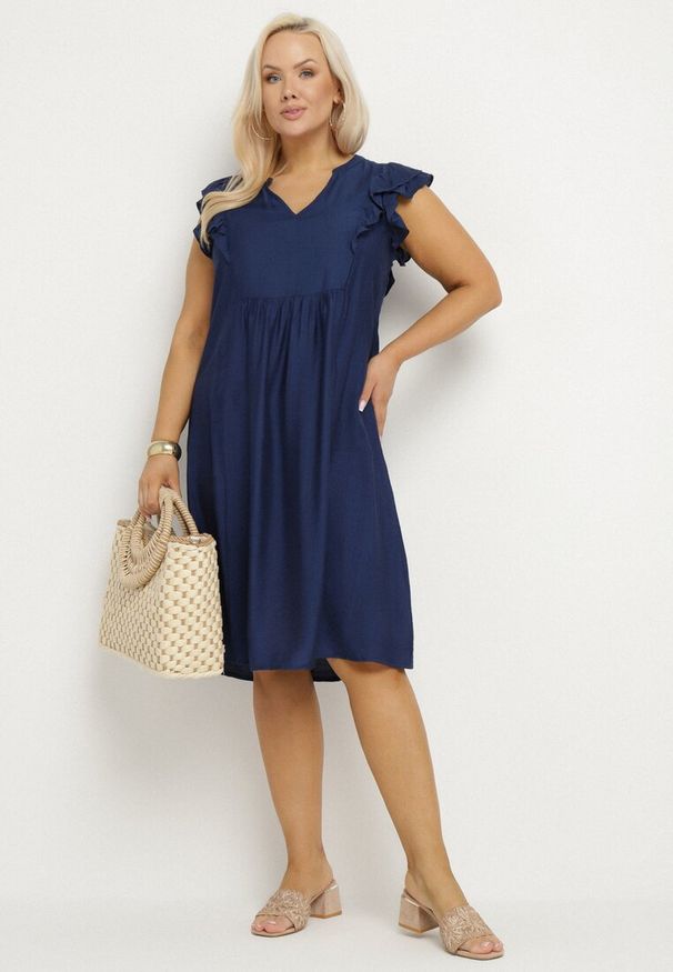 Born2be - Niebieska Sukienka Pudełkowa z Bawełną i Trójkątnym Dekoltem Ozdobiona Falbankami Vikirva. Okazja: na co dzień, na randkę. Typ kołnierza: kołnierz z falbankami. Kolekcja: plus size. Kolor: niebieski. Wzór: aplikacja. Typ sukienki: proste, dla puszystych. Materiał: bawełna. Długość rękawa: długi rękaw. Styl: casual, elegancki, klasyczny