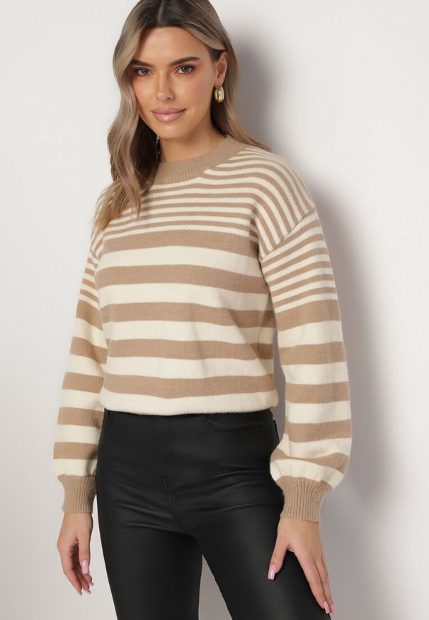 Born2be - Beżowy Sweter w Paski z Okrągłym Dekoltem Hussa. Kolor: beżowy. Materiał: dzianina. Długość rękawa: długi rękaw. Długość: długie. Wzór: paski